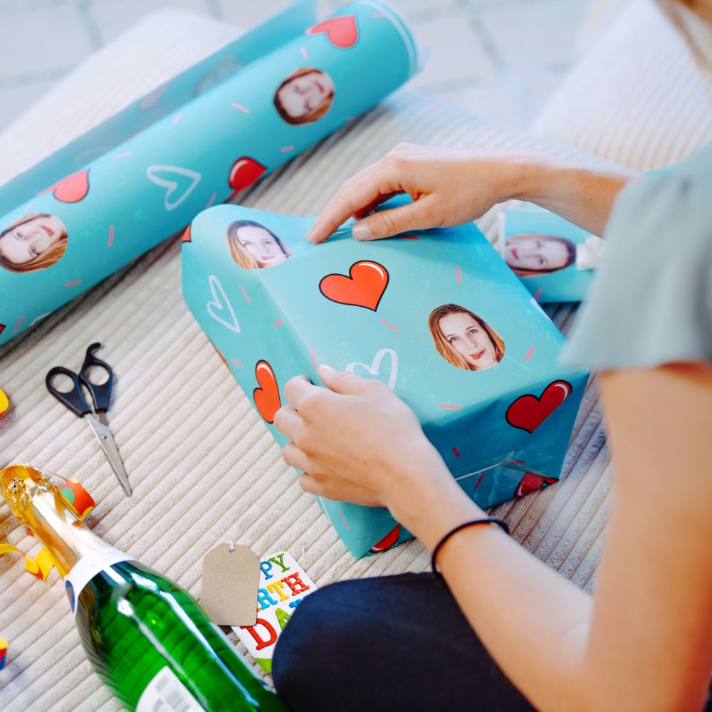 Papier cadeau personnalisé visage motifs amour