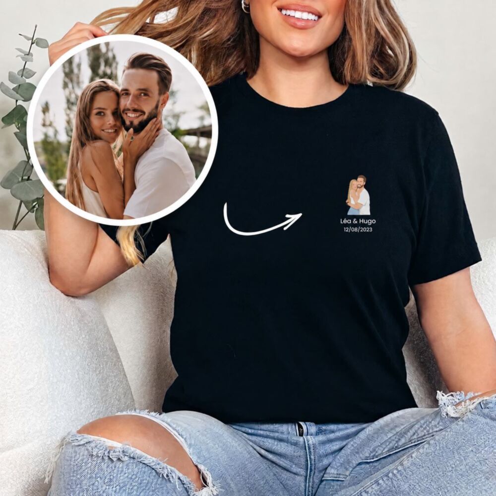 T-shirt personnalisé noir avec petite illustration – la photo du couple devient une illustration avec prénoms et date sur la poitrine