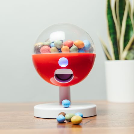 Distributeur de bonbons avec activation tactile