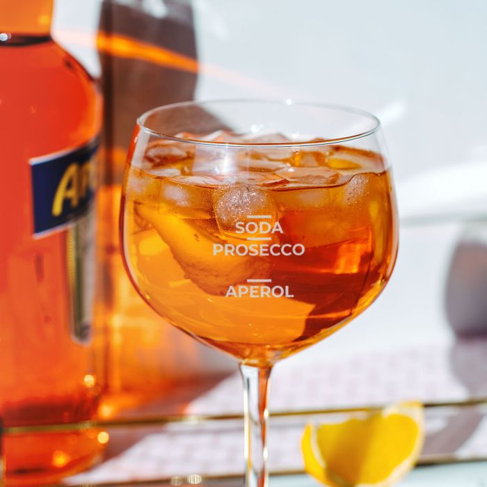 Verre de cocktail de spritz d'aperol — Photo éditoriale © magone #164507796