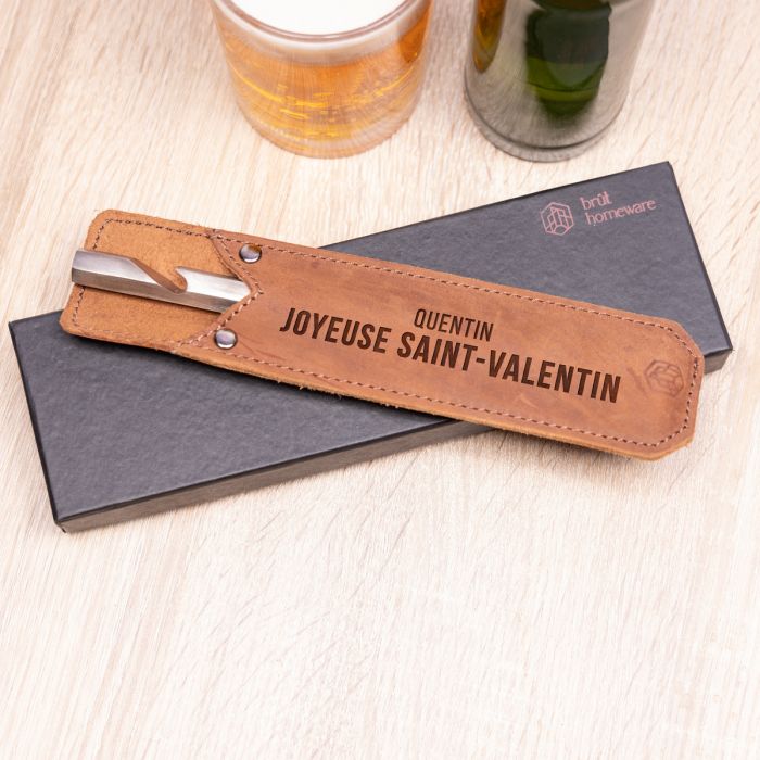Décapsuleur personnalisé avec texte et étui en cuir main product photo