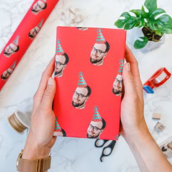 Papier cadeau personnalisé avec visage et chapeau de fête