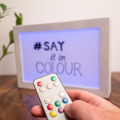 Éclairage - Panneau lumineux à messages avec changements de couleurs